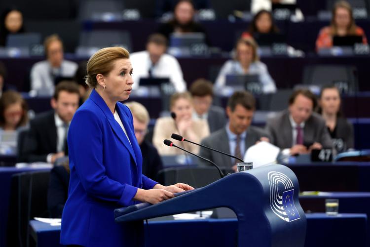 Statsminister Mette Frederiksen (S) mødte Europa-Parlamentet i Strasbourg. Hun talte selv først og sidst, og lagde i halvanden time øre til 32 talere.   Foto: Guillaume Horcajuelo/Ritzau Scanpix