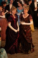 Ada Forte (tv.), spillet af Cynthia Nixon, der er kendt fra 'Sex in the City', beder sine ansatte om afholdenhed i 'The Gilded Age'. Til højre Christine Baranski, kendt fra bl.a. 'Mamma Mia'-filmen, som  societyfruen Agnes van Rhijn. Foto: HBO Max