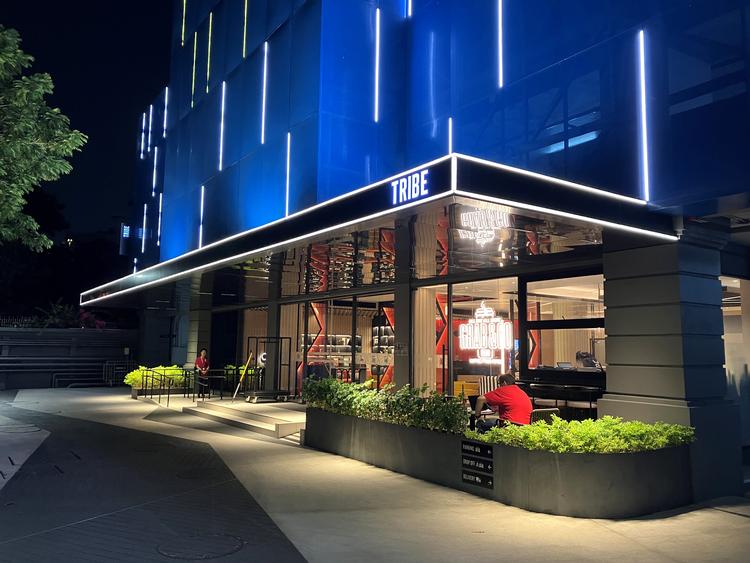 Når mørket er faldet på lyser Tribe op i blåt og foran hotellet kan du sidde med en duggende øl og lade tropeaftenen bundfælde sig. Foto: Sune Højrup Bencke