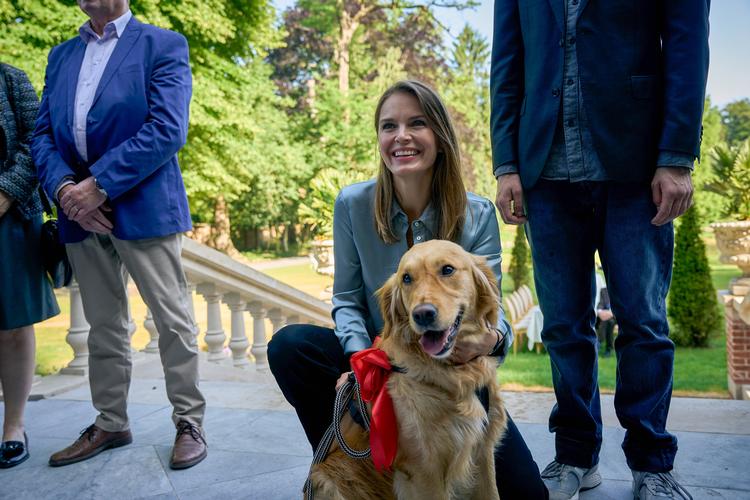 Isabelle vil gerne hjælpe sin plagede teenagesøn, og hun forsøger at bedre deres relation med blandt andet indkøb af en hund. Foto: Stichting NTR
