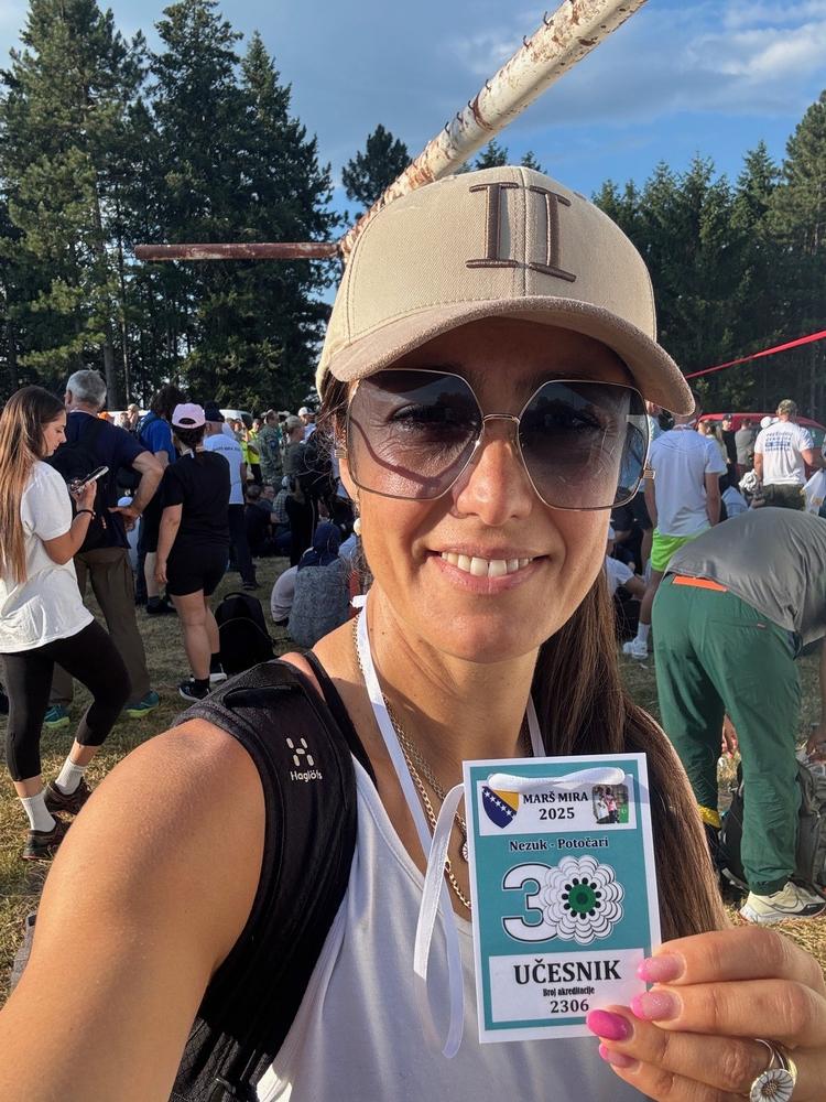 Almira Vojnikovic på fredsmarch i Bosnien. godt 30 kilometer per dag i tre dage.  Foto: Privatfoto