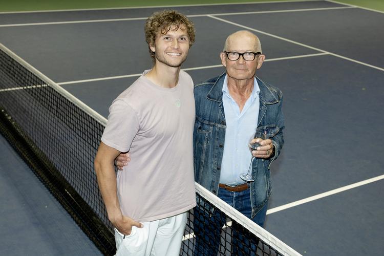 Tennisspiller August Holmgren med sin far Allan til fejring af hans Wimbledonresultat i Gentofte Tennisklub tidligere i denne uge.  Foto: Thomas Borberg