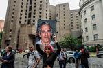 En demonstrant foran the Metropolitan Correction Center i New York City i juli 2019, kort efter at Jeffrey Epstein blev arresteret. I august blev han fundet død i sin celle. Foto: Stephanie Keith/Ritzau Scanpix
