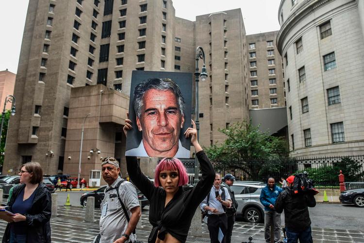 En demonstrant foran the Metropolitan Correction Center i New York City i juli 2019, kort efter at Jeffrey Epstein blev arresteret. I august blev han fundet død i sin celle. Foto: Stephanie Keith/Ritzau Scanpix