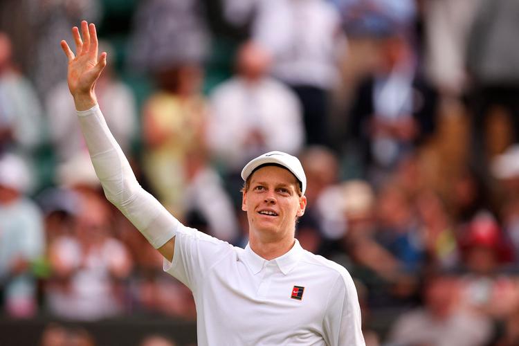Italienske Jannik Sinner  er nu klar til semifinalen i dette års Wimbledon. Photo by HENRY NICHOLLS / AFP) / RESTRICTED TO EDITORIAL USE Foto: Henry Nicholls/Ritzau Scanpix