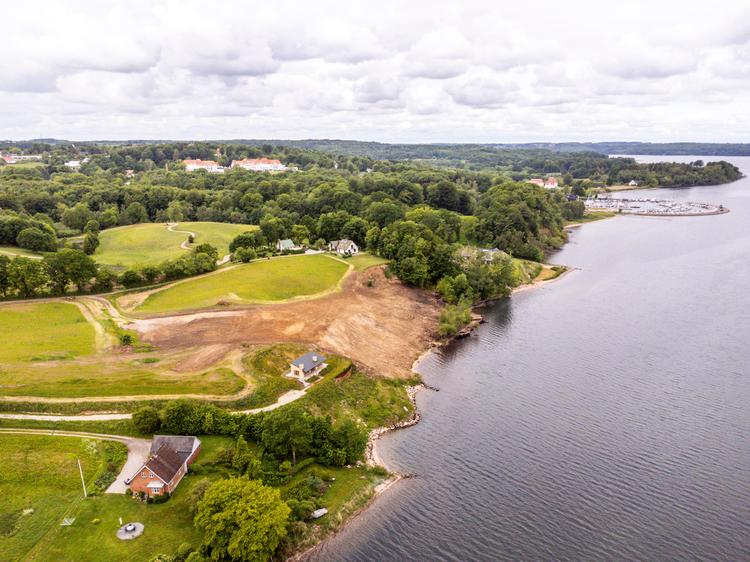 Lodsejeren har ulovligt fjernet 7.600 kubikmeter jord fra denne kystgrund ved Brejning ved Vejle Fjord. Foto: Kenneth Bagge Jørgensen/Ritzau Scanpix