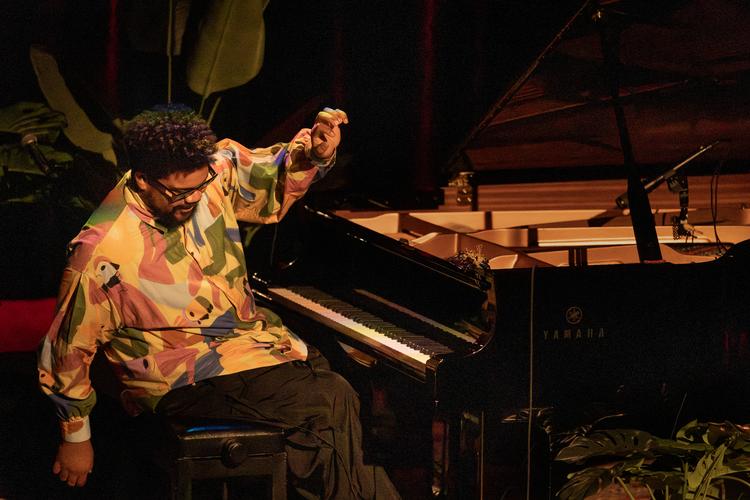  Amaro Freitas gav den hele armen på klaveret, der af og til blev modificeret med tingeltangel, så det lød helt anderledes. Foto: Mads Nissen