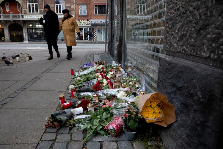 Blomster blev lagt på Sorgenfrigade efter en 27 årig blev skudt og dræbt den 2. december 2021.  Arkivfoto:  Finn Frandsen