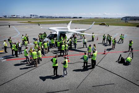 People were outfitted with yellow safety vests before being allowed behind the barricades. Foto: Jens Dresling