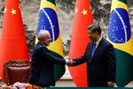 Præsident Lula da Silva (tv.) var i maj i Kina for at mødes med præsident Xi Jinping, der ikke deltog i Briks-mødet i Brasilien. Foto: Tingshu Wang/Ritzau Scanpix