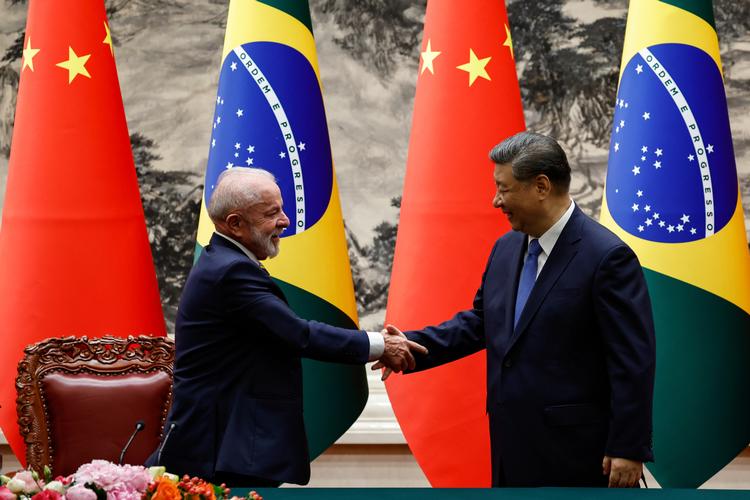 Præsident Lula da Silva (tv.) var i maj i Kina for at mødes med præsident Xi Jinping, der ikke deltog i Briks-mødet i Brasilien. Foto: Tingshu Wang/Ritzau Scanpix