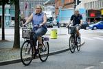 Lydia Paré (forrest) og manden Doris Mailhot fra Quebec har lånt cykler fra deres Absalon Hotel  på Vesterbro for at nå at købe souvenirs, inden de skal videre til Oslo og Stockholm. Foto: Jens Dresling