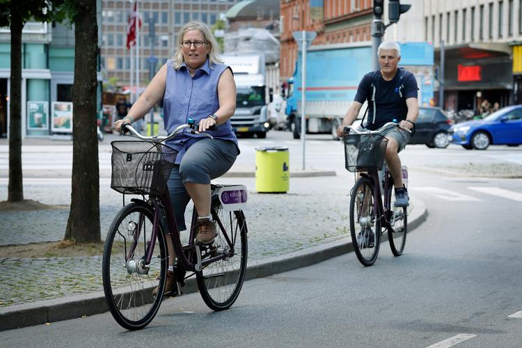 Lydia Paré (forrest) og manden Doris Mailhot fra Quebec har lånt cykler fra deres Absalon Hotel  på Vesterbro for at nå at købe souvenirs, inden de skal videre til Oslo og Stockholm. Foto: Jens Dresling