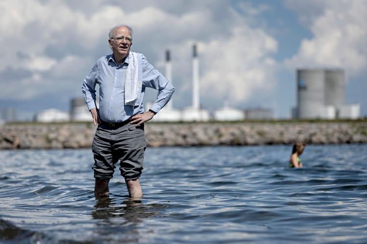 Philippe Grandjean har forsket i gift i hav og menneskekroppe i årtier. Her fotograferet ved Amager strand med benzinøen i baggrunden.  Foto: Martin Lehmann