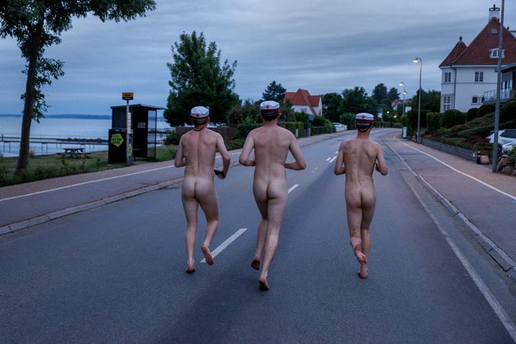 Et nyt ritual går ud på, at man i slutningen af en studenterfest smider alt sit tøj og lægger det på græsset, så det ligner en tøjmand. Derefter løber man nøgen hjem, kun iført studenterhue. Foto: Jacob Ehrbahn