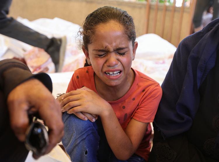 En palæstinensisk pige sørger over sin bror, som hun mistede i et skyderi nær en nødhjælpsuddeling i Rafah, ifølge læger fra Nasser hospitalet i Khan Younis.  Foto: Ramadan Abed/Ritzau Scanpix