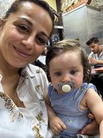 Haifaa Awad og hendes lille datter i Damaskus, hvor de så megen fattigdom, men også stor glæde over den nye frihed. - Foto: privat. 