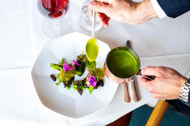 Grillede brisler med persillepuré og ærter, morkler og syltede bøgeblade. Foto: Maria Tuxen Hedegaard