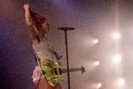Den er fuld skrue på, når Wet Leg går på scenen. Det engelske band med Rhian Teasdale på sang og guitar gav en rost koncert på Arena under Roskilde Festival 2025.   Foto: Peter Hove Olesen
