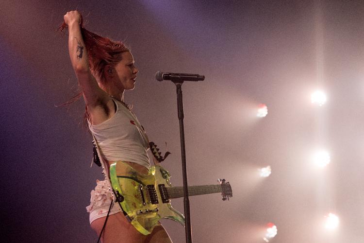 Den er fuld skrue på, når Wet Leg går på scenen. Det engelske band med Rhian Teasdale på sang og guitar gav en rost koncert på Arena under Roskilde Festival 2025.   Foto: Peter Hove Olesen