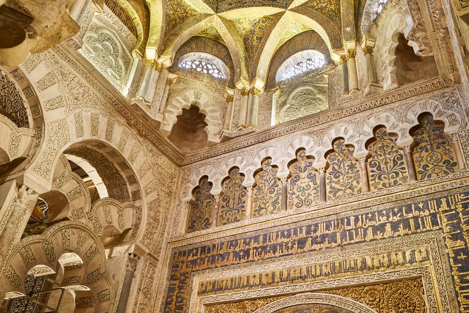 En mihrab er normalt en lille niche. I moské-katedralen i Córdoba er det et lille ottekantet rum. Foto: Christian Grønne