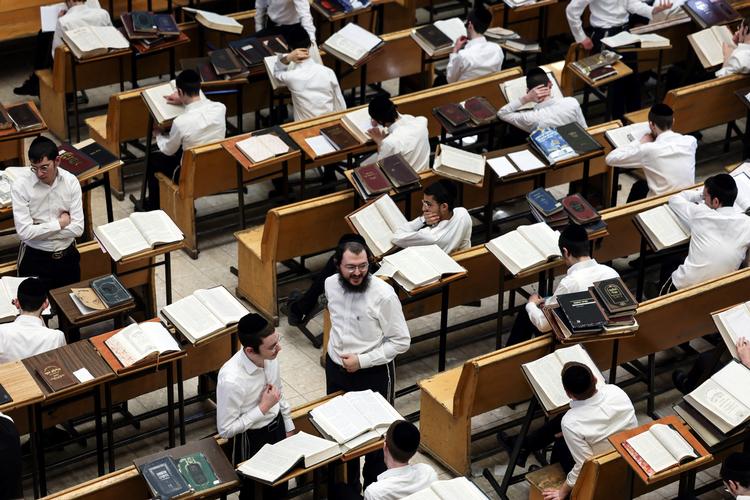Ponevezh Yeshiva er en af de ultraortodokse skoler, der på tværs af Israel samler 170.000 studerende. Krav om, at de som andre israelere skal tjene i militæret, har fået ultraortodokst parti til at trække støtten til Netanyahu.  Foto: Nir Elias/Ritzau Scanpix