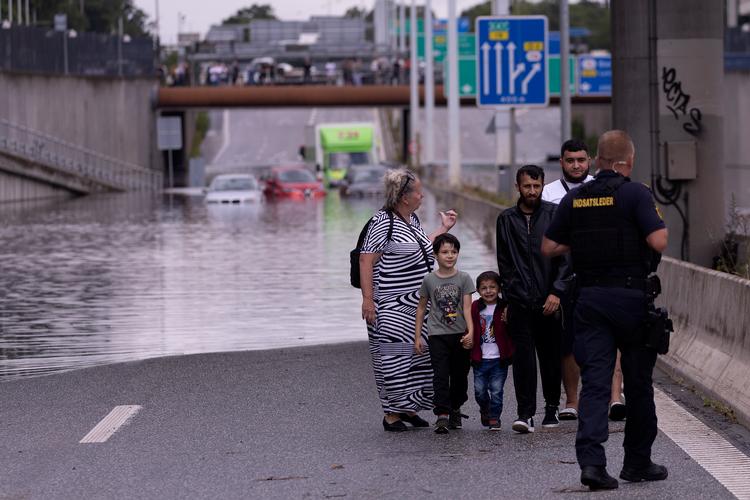 Et kraftigt regnvejr over København voldte problemer for trafikken flere steder sidste år. Viadukt på Lyngbymotorvejen endte med at stå under vand.  Foto: Finn Frandsen