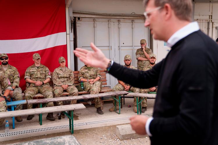 Forsvarsminister Troels Lund Poulsen (V) stillede danske soldater et løft i lønnen i udsigt, da han besøgte de danske soldater i Kosovo tidligere på måneden. Foto: Liselotte Sabroe/Ritzau Scanpix