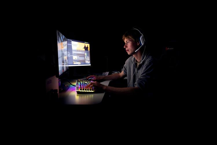   Oliver Gall brugte over 10.000 kroner på udstyr og alle sine ledige timer på strategispillet Dota, som han blev suget dybt ind i under sit sabbatår. Foto: Nicolai West