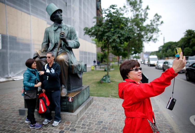 På Rådhuspladsen kan du møde mange mænd i bronze eller andet statuemateriale. Her H.C. Andersen.  Foto: Jens Dresling