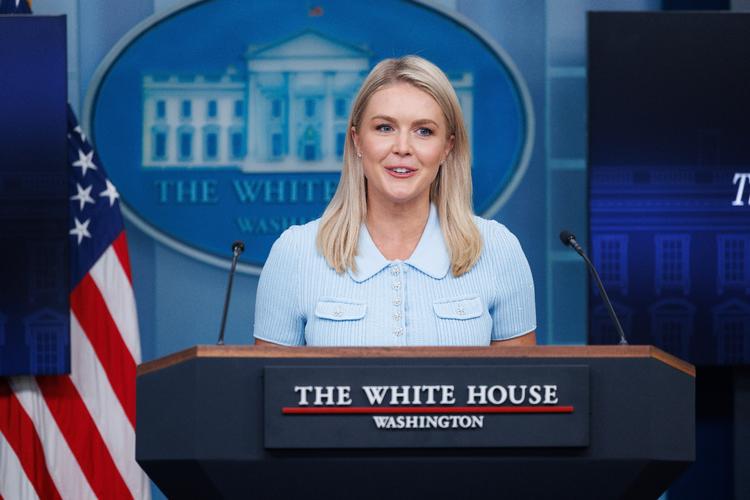 Inden Karoline Leavitt træder op til podiet i Det Hvide Hus, samler hun sit hold til bøn. Hun beder Gud om selvtillid, klare ord og en god briefing. Foto: Aaron Schwartz/Ritzau Scanpix