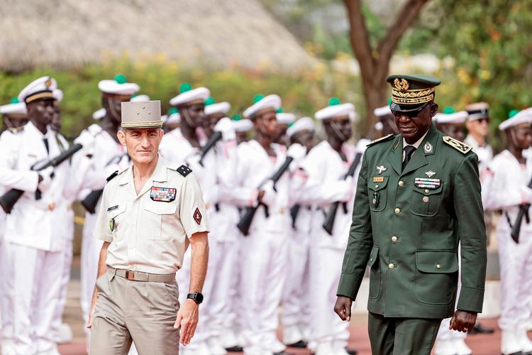 Lederen af Senegals generalstab, general Mbaye Cisse (th.), og den franske general Pascal Ianni på vej mod flagstangen, hvor det senegalesiske flag skal afløse det franske. Foto: Patrick Meinhardt/Ritzau Scanpix
