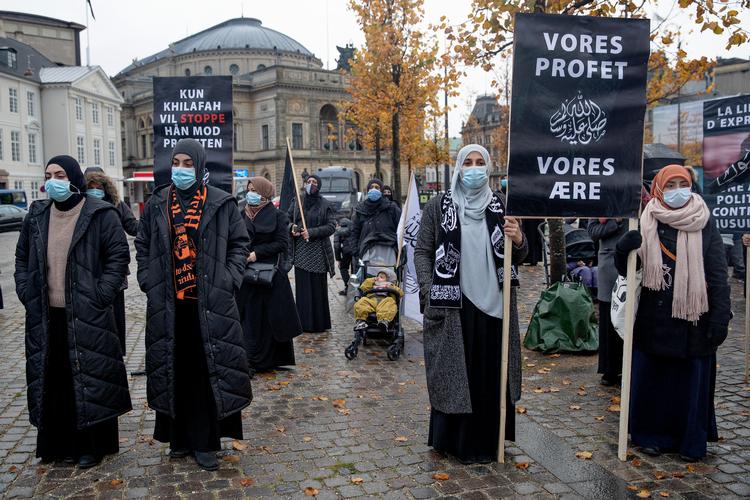 Hizb ut Tahrir demonstration og moddemonstration ved den franske ambassade på Kongens Nytorv i København i 2020. Foto: Jacob Ehrbahn