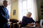 Christina Egelund har sat sig ved Niels Bohrs skrivebord, men er nået til en anden konklusion end han. I et åbent brev til FN opfordrede Bohr i 1950 til åbenhed og samarbejde mellem nationer inden for videnskab og teknologi for at undgå atomkrig. Christina Egelund og EU vil begrænse åbenheden. Foto: Mads Nissen