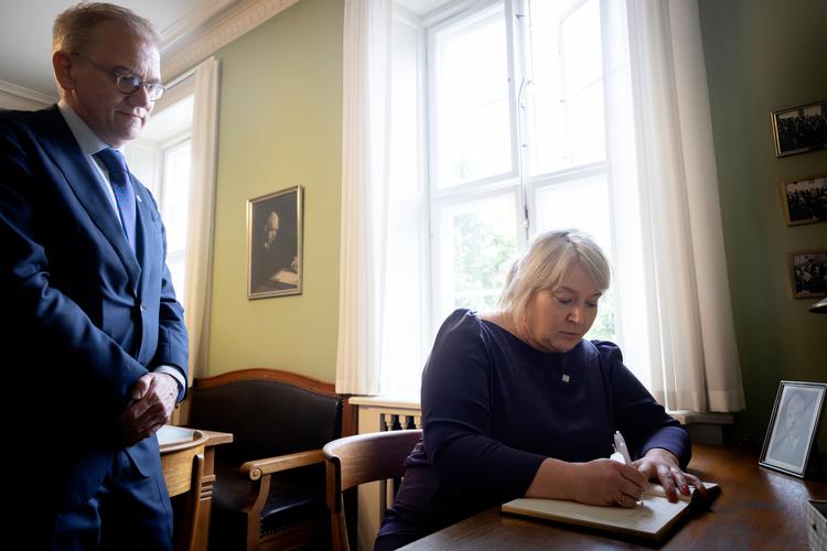 Christina Egelund har sat sig ved Niels Bohrs skrivebord, men er nået til en anden konklusion end han. I et åbent brev til FN opfordrede Bohr i 1950 til åbenhed og samarbejde mellem nationer inden for videnskab og teknologi for at undgå atomkrig. Christina Egelund og EU vil begrænse åbenheden. Foto: Mads Nissen