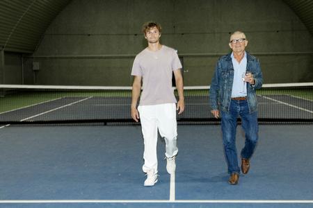 Det vakt opsigt, da psykologen Allan Holmgren (th) sagde at han ikke er stolt af sin søn, tennisspilleren August Holmgren, men glad på hans vegne. Foto: Thomas Borberg