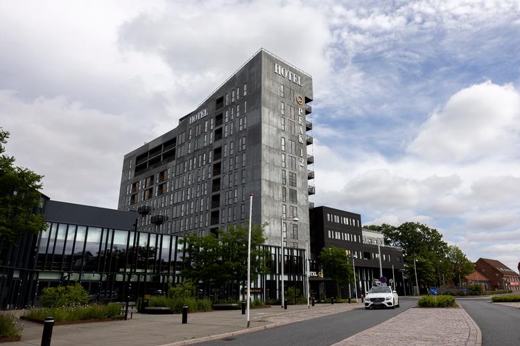 Hotel Peak12 udfordrer domkirken som Viborgs kendetegn og kompromitterer det hierarki, der har præget byens skyline siden middelalderen. I penthouselejligheden bor borgmester Ulrik Wilbek.  Foto: Finn Frandsen