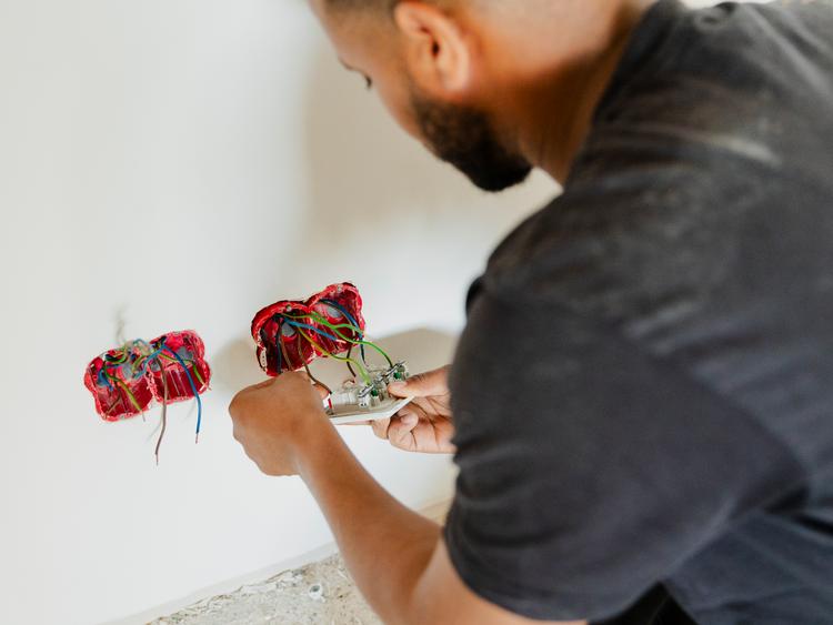 28-årige Filmon Habteab kom til Danmark som uledsaget flygtningebarn fra Eritrea og er nu som elektrikerlærling en del af boom af udenlandsk arbejdskraft i Danmark.  Foto: Anders Holst Pedersen