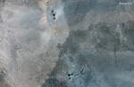 Et satellitfoto viser huller og kratere ovenpå det underjordiske Fordow-kompleks efter det amerikanske angreb 22. juni. Spørgsmålet er, om bomberne nåede langt nok ned i jord og klipper til for alvor at skade de nukleare anlæg. Og om Iran har de nødvendige faciliteter andre steder til at fortsætte sit atomprogram. Foto: Maxar Technologies/Ritzau Scanpix