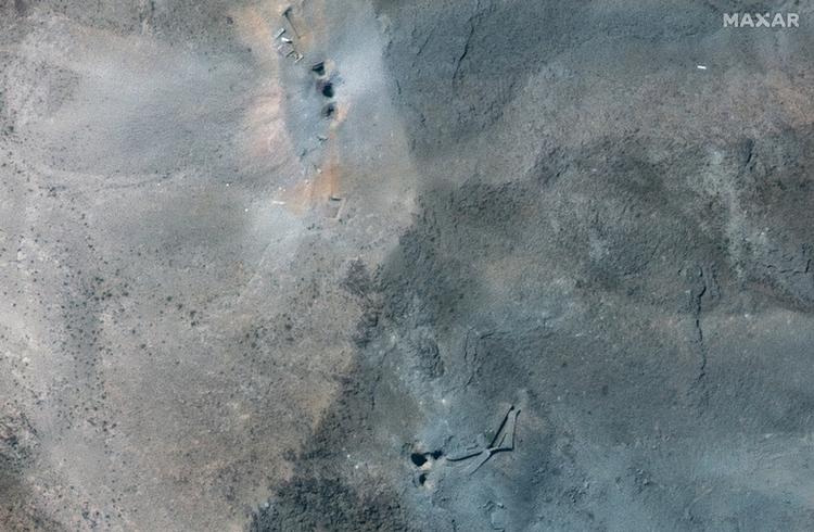Et satellitfoto viser huller og kratere ovenpå det underjordiske Fordow-kompleks efter det amerikanske angreb 22. juni. Spørgsmålet er, om bomberne nåede langt nok ned i jord og klipper til for alvor at skade de nukleare anlæg. Og om Iran har de nødvendige faciliteter andre steder til at fortsætte sit atomprogram. Foto: Maxar Technologies/Ritzau Scanpix