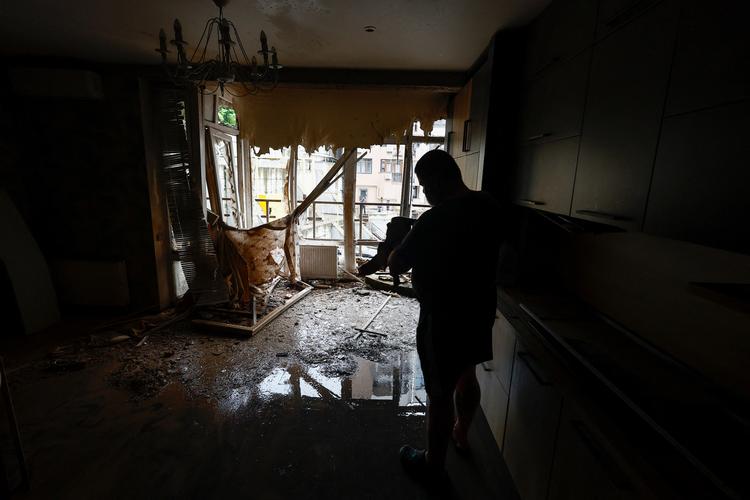En borger i Kyiv er tilbage i sin lejlighed, efter den blev beskadiget under et russisk droneangreb natten til mandag.  Foto: Valentyn Ogirenko/Ritzau Scanpix