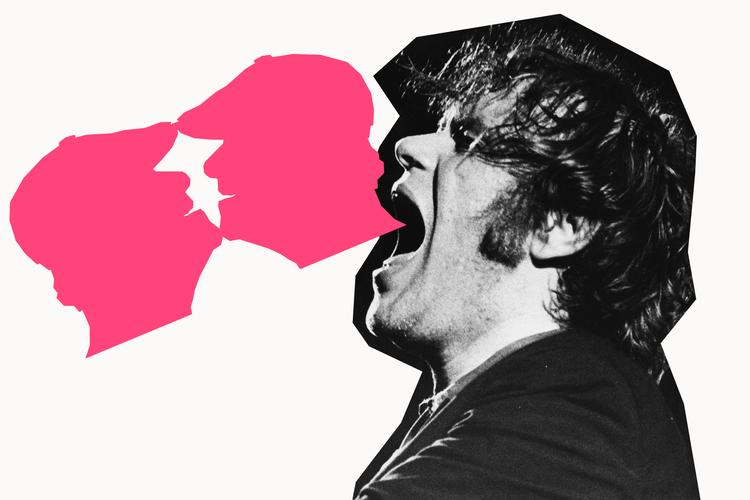 Kim Larsen skrev sangen 'Papirsklip' til filmen 'Midt om natten', hvor han selv spiller den hjemløse Benny. Men hvorfor skrev han et s ind i titlen? Collage: Caroline Niegaard. Originalfoto: Ole Henning Hansen. Illustration: Peter Sætternissen
