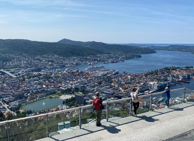 Med Kalmarunionen blev Bergen de facto en dansk by. Det var den frem til afståelsen af Norge i 1814. I 1400-tallet var den Danmarks største by og er i dag fortsat en livlig og farverig stad.  