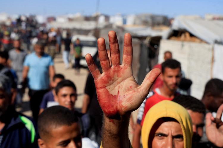 Ifølge FN's menneskerettighedskontor OHCHR er næsten 900 mennesker blevet dræbt, da de forsøgte at hente nødhjælp ved den kontroversielle Gaza Humanitarian Foundations udleveringssteder. Foto: Hatem Khaled/Ritzau Scanpix