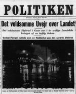 Rådhuspladsen på aftenen for stormfloden afbilledet på forsiden af Politiken. »Regnen havde forvandlet asfalten til et blankt spejl«, lyder billedteksten blandt andet. 