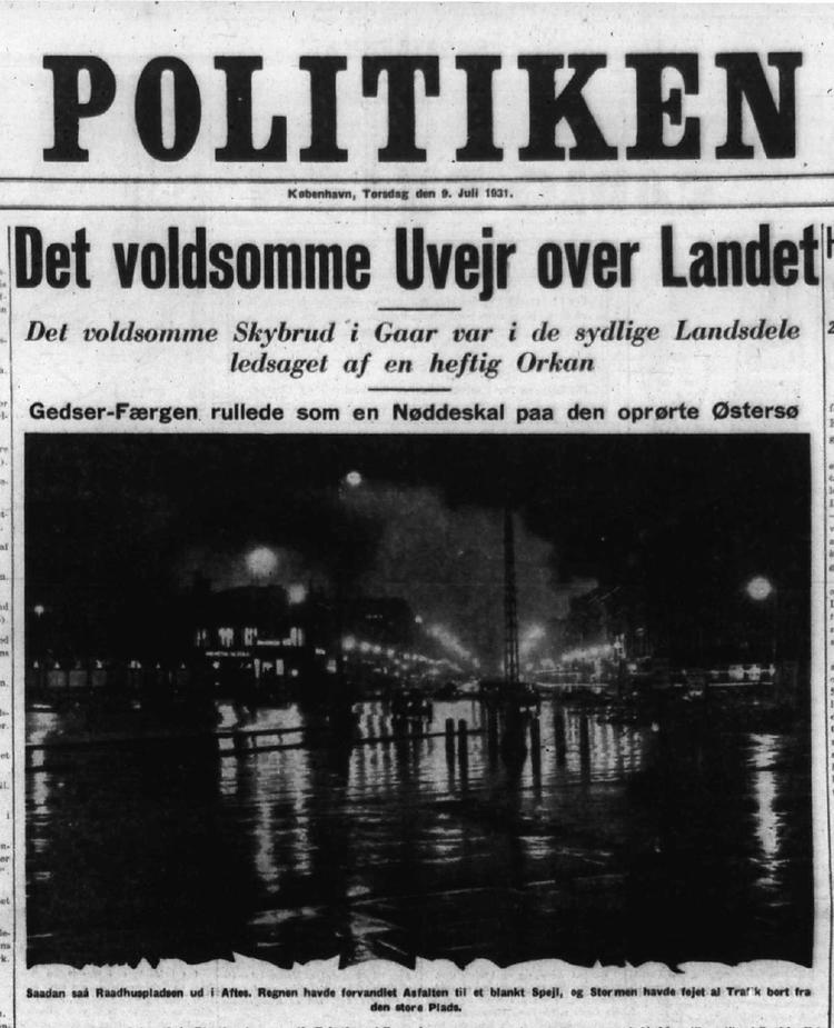 Rådhuspladsen på aftenen for stormfloden afbilledet på forsiden af Politiken. »Regnen havde forvandlet asfalten til et blankt spejl«, lyder billedteksten blandt andet. 