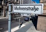 Dette gadeskilt forsvinder snart fra bybilledet i Berlin, når Mohrenstrasse skifter navn til Anton Wilhelm Amo Strasse efter en slave fra Ghana. Foto: Fabian Sommer/Ritzau Scanpix