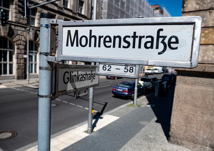 Dette gadeskilt forsvinder snart fra bybilledet i Berlin, når Mohrenstrasse skifter navn til Anton Wilhelm Amo Strasse efter en slave fra Ghana. Foto: Fabian Sommer/Ritzau Scanpix