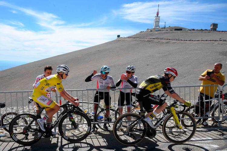 Jonas Vingegaard gjorde alt for at udfordre Tadej Pogacar. Men fire kraftfulde forsøg var ikke nok til at knække Tourens førende rytter.   Foto: Bernard Papon/Ritzau Scanpix