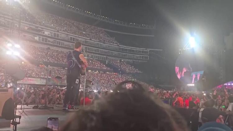 En mand og en kvinde blev fanget på storskærmen midt i en koncert – og resten tog internettet sig af. Det begyndte som morskab. Men det endte et helt andet sted, skriver kultursociolog Charlotte Foto: Skærmbillede fra video, AP/Ritzau Scanpix.